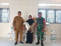 Babinsa Dampingi Penyaluran Beras Dari Bulog Untuk Warga
