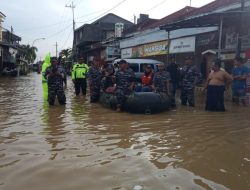 TNI AL Sigap Evakuasi Korban Banjir di Bangkalan, Lansia dan Anak-anak Jadi Prioritas