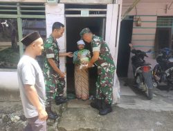 Berbagi di Bulan Ramadhan, Danramil 16/Tapung Berikan Beras Kepada Warga Kurang Mampu