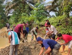 Jum’at Berkah, Babinsa Koramil 05/Kampar Kiri Ajak Masyarakat Gotong Royong