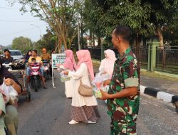 Kodim 0313/Kpr Beserta Persit Kck Cab LIII Dim 0313 Bagikan Takjil Untuk Masyarakat