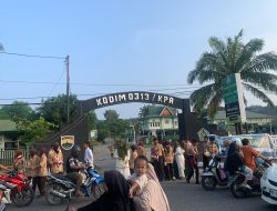 Saka Wira Kartika Binaan Kodim 0313/KPR Bagikan Takjil Gratis Kepada Masyarakat
