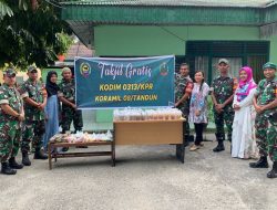 Jelang Berbuka Puasa, Anggota Koramil 08/TDN Bagikan Takjil Gratis