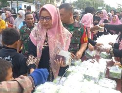 Angota Koramil 01/Bkn dan Persit Ranting 2 Koramil 01/Bkn Bagikan Takjil Menjelang Buka Puasa Kepada Warga