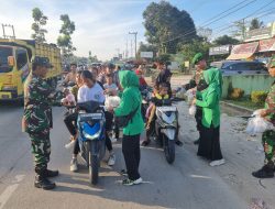 Babinsa Koramil 04/Pkl.kuras Bersama Persit Kck Ranting 5 Bagikan Takjil Gratis