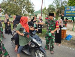 Koramil 14 / Kepenuhan Bagikan Takjil Gratis Kepada Warga