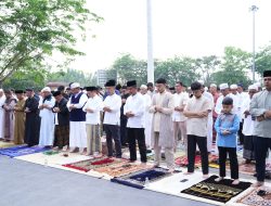 Dandim 0313/KPR Bersama Forkopimda Kab. Kampar Laksanakan Shalat Idul Fitri 1445 H