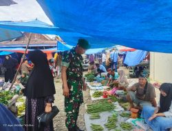 Usai Hari Raya Idul Fitri 1445 H/2024 M, Babinsa Koramil 12/XIII koto Kampar Terus Cek Harga Sembako di Pasar Tradisional