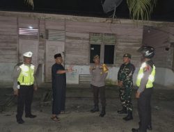 Babinsa dan Bhabinkamtibnas Laksanakan Patroli Malam Pantau Rumah Warga Yang Ditinggal Mudik