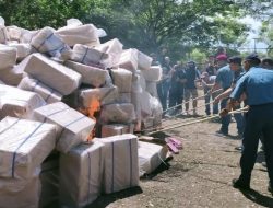 TNI AL Musnahkan Ratusan Dus Rokok Ilegal