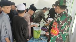 Koramil 04/Pkl Kuras Berbagi Makan Siang Gratis Untuk Santri Ponpes Asy Syekh Abdul Wahhab Bidayatul Musthafawiyah