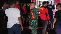 Gerak Cepat, Babinsa Koramil 01/Bkn Bantu Padamkan Kebakaran Rumah Warga di Desa Binaan