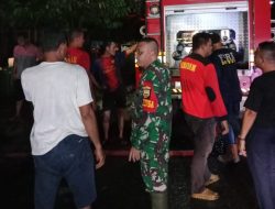 Gerak Cepat, Babinsa Koramil 01/Bkn Bantu Padamkan Kebakaran Rumah Warga di Desa Binaan