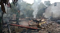 Babinsa Koramil 01/Bkn, Tinjau Rumah Warga Pasca Kebakaran di Desa Binaan