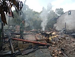 Babinsa Koramil 01/Bkn, Tinjau Rumah Warga Pasca Kebakaran di Desa Binaan