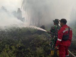 Gerak Cepat, Babinsa Koramil 06 Siak Hulu dan Bhabinkamtibmas Padamkan Kebakaran Lahan