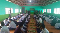 Koramil 05/Kampar Kiri Berbagi Makan Siang Gratis Untuk Santri/Santriwati Ponpes Syahruddiniyah