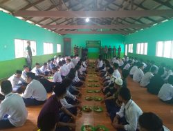 Koramil 05/Kampar Kiri Berbagi Makan Siang Gratis Untuk Santri/Santriwati Ponpes Syahruddiniyah