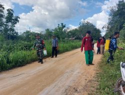 Babinsa Koramil 07/Kampar Bersama Warga Karya Bakti Bersihkan Lingkungan Sekitar