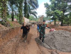 Babinsa Melaksanakan Karya Bakti Bersama Masyarakat Binaan