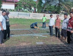 Kades Pongkai Dan Pihak Kecamatan Tinjau Pembangunan Pagar Lapangan Bola Kaki