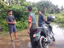 Curah Hujan Tinggi, Babinsa Koramil 07/Kampar Lakukan Pemantauan Bencana Alam Banjir di Desa Binaan