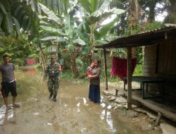 Peduli Warga Terdampak Banjir, Babinsa Koramil 07/Kampar Lakukan Monitoring Wilayah