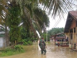 Hari Kedua, Koptu Yuliarno Pantau Banjir di Kabupaten Rokan Hulu