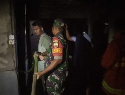 Babinsa 08/Tandun Bersama Pemadam dan Warga Bantu Padamkan Kebakaran Rumah Warga