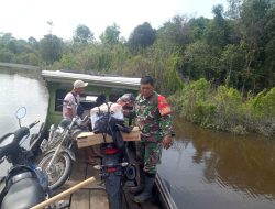 Babinsa Koramil 09/Langgam Bantu Warga Terdampak Banjir di Desa Tambak