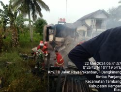Babinsa 07/Kampar Bersama Pemadam dan Warga Bantu Padamkan Kebakaran Kedai Warga