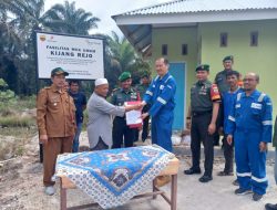 Danramil 16/Tapung Serahkan Bantuan MCK Program Kerja Bakti TNI-AD Bekerjasama Dengan SKK Migas