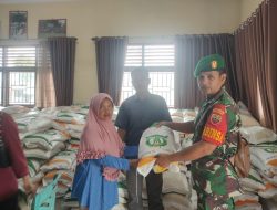 Dukung Program Pemerintah, Babinsa Koramil 16/Tapung Dampingi Penyaluran Bantuan Beras Bulog