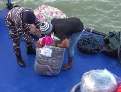 Upaya Penyelundupan Pakaian Bekas di Perairan Nunukan Digagalkan TNI AL!