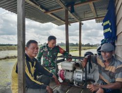 Babinsa Koramil 03/Bunut Bersama Ketua Kelompok Tani Cek Kondisi Mesin Pompa Air