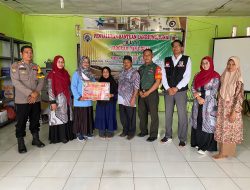 Pastikan Aman, Babinsa Sertu Imron Dampingi Penyerahan BLT-DD di Desa Binaan