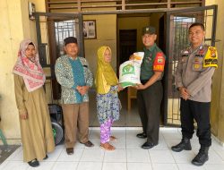 Pastikan Aman, Babinsa 09/Lgm Bersama Bhabinkamtibmas Dampingi Pembagian Beras Kepada Rakyat Miskin