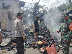 Dengan Sigap, Babinsa Koramil 16/Tapung Bantu Padamkan Kebakaran Rumah Warga