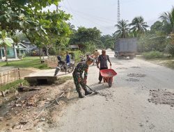 Tunjukkan Semangat Gotong -Royong, Babinsa dan Warga Memperbaiki Jalan Desa