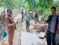 Kades Tanjung Tinjau Pembangunan Jalan Usaha Tani Diseberang Jembatan Gantung