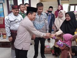 PJ Sekda Kampar Berikan Makanan Tambahan Stunting Kepada Anak Stunting di Koto Kampar Hulu