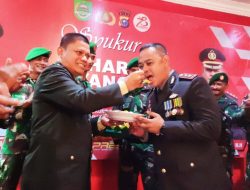 HUT Polri di Kabupaten Rokan Hulu Riau, Tentara Menyuapkan Nasi Tumpeng