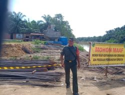 Babinsa Pantau Pembangunan Jembatan Agar Sesuai Keinginan Masyarakat