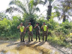 Personil TNI di Kabupaten Rokan Hulu Riau Melaksanakan Penanaman Pohon