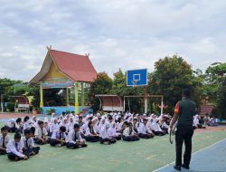 Babinsa Koramil 10 Kunto Darussalam Kodim 0313/KPR Himbau Pelajar Tangkal Judi Online