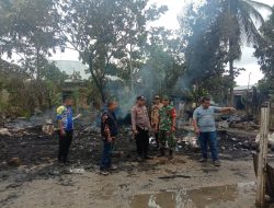 Babinsa Koramil 01/Bkn Pantau Kebakaran Rumah Warga di Desa Binaan