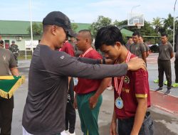 Dandim 0313/Kpr Serahkan Piagam Penghargaan Juara II Turnamen Takraw Bupati Rohul Cup Ta. 2024