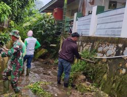 Bersama Warga Sekitar, Babinsa Koramil 07/Kampar Laksanakan Karya Bakti Bersama di Desa Binaan