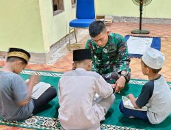 Tanamkan Nilai Agama Sejak Dini, Anggota Satgas TMMD Sempatkan Mengajar Anak-Anak Desa Mengaji