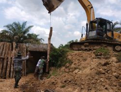Anggota Satgas TMMD Ke -121 Lakukan Pengupasan Badan Jalan dan Pemasangan Cerocok Box Culvert